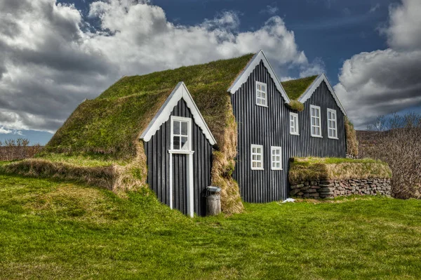 冰岛农村草皮房屋的典型景观. — 图库照片