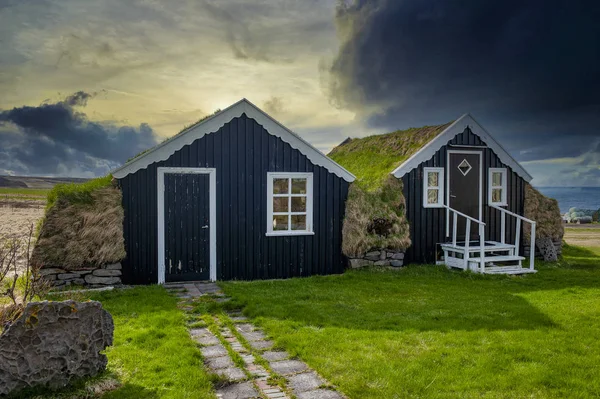 Typical view of turf-top houses in Icelandic countryside. — ストック写真