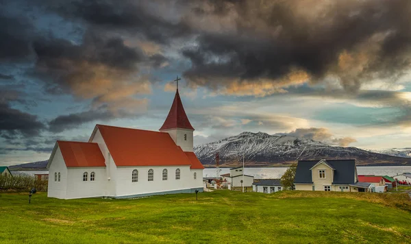 Hriseykyrkan. Village of Hrisey Island — Stockfoto