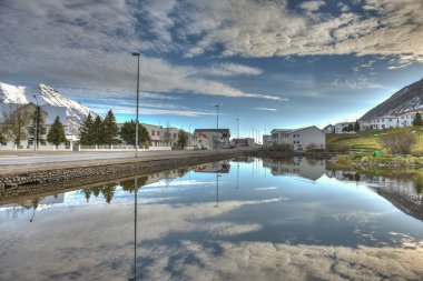İzlanda 'nın kuzeybatısındaki Olafsfjordur şehri.-