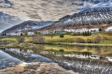 İzlanda 'nın kuzeybatısındaki Olafsfjordur şehri.-