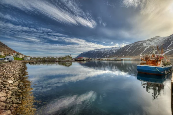 Den pittoreska staden Siglufjordur - Island — Stockfoto