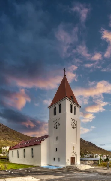 Siglufjordur церква. мальовниче місто Сіґлуфйордур - Ісландія. — стокове фото