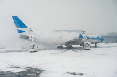 New York havaalanında buzlar çözülüyor. 