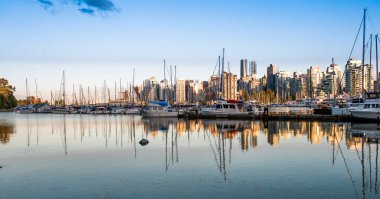 Vancouver şehrinin günbatımında panoramik - Kanada