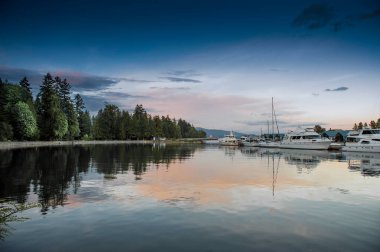 Vancouver şehrinin günbatımında panoramik - Kanada