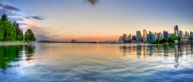Vancouver şehrinin günbatımında panoramik - Kanada