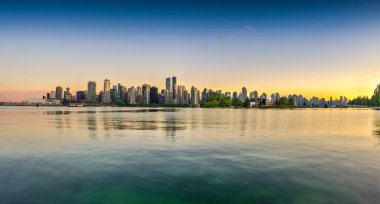 Vancouver şehrinin günbatımında panoramik - Kanada