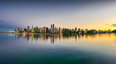 Vancouver şehrinin günbatımında panoramik - Kanada