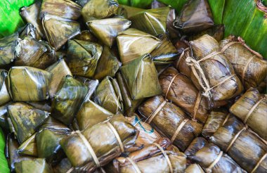 Zongzi ya da Bak Chang Vietnam 'da tahta arka planda