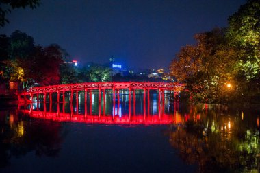 Lago Hoan Kiem - Puente Cau Yhe Huc - Hani - Vietnam