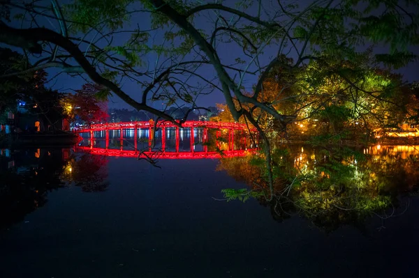 Lago Hoan Kiem Puente Cau Yhe Huc Hani Vietnam — Foto de Stock