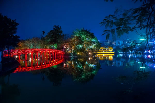 Lago Hoan Kiem Puente Cau Yhe Huc Hani Vietnam — Foto Stock
