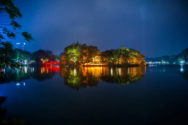 Lago Hoan Kiem Puente Cau Yhe Huc Hani Vietnam — Foto de Stock