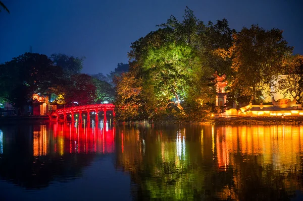 Lago Hoan Kiem Puente Cau Yhe Huc Hani Vietnam — Foto de Stock