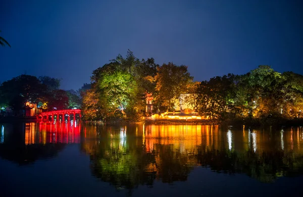 Lago Hoan Kiem Puente Cau Yhe Huc Hani Vietnam — Foto de Stock