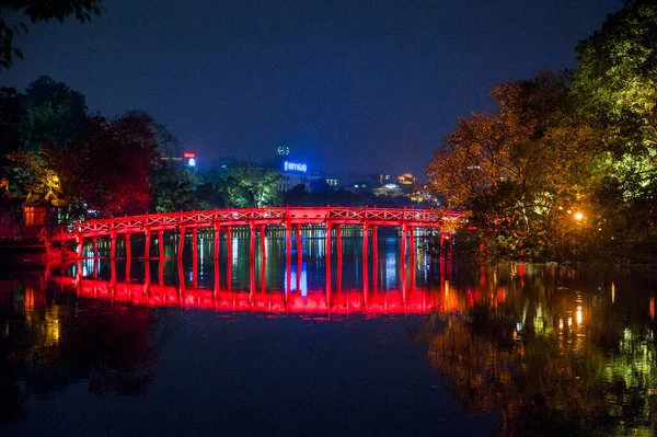 Lago Hoan Kiem Puente Cau Yhe Huc Hani Vietnam — Stock fotografie