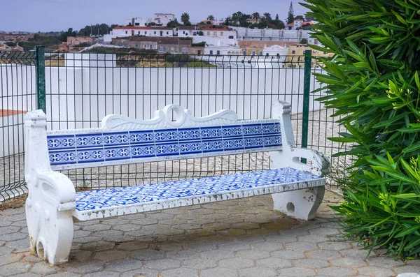 Banco con una decoración típica en Portugal — Foto de Stock