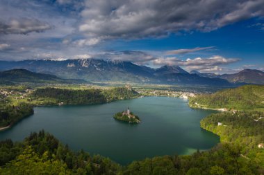 Kanlı gölün sihirli manzarası