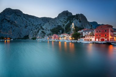 Hırvatistan 'ın Dalmaçya kentindeki Cetina nehri kıyısındaki Omis kasabası
