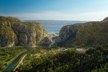Hırvatistan 'ın Dalmaçya kentindeki Cetina nehri kıyısındaki Omis kasabası
