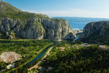 Hırvatistan 'ın Dalmaçya kentindeki Cetina nehri kıyısındaki Omis kasabası