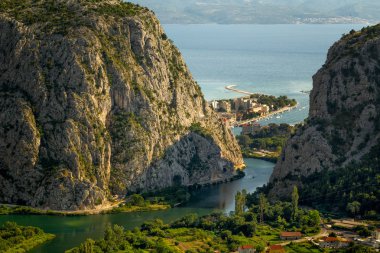 Hırvatistan 'ın Dalmaçya kentindeki Cetina nehri kıyısındaki Omis kasabası
