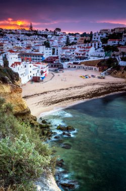 Portekiz kıyısındaki Carvoeiro küçük kasabası