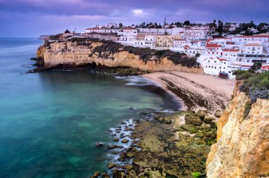 Portekiz kıyısındaki Carvoeiro küçük kasabası
