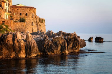 Sicilya 'nın tarihi Cefalu kasabası.