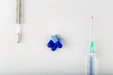 Şırınga, hap ve termometre