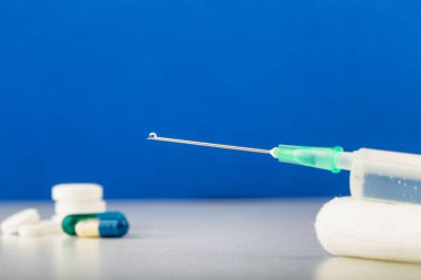 Gazlı bezde şırınga, iğnenin üstünde damla var. Tıbbi araçlar.