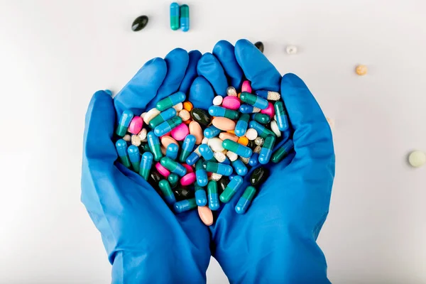 Manos llenas de medicamentos. Comprimidos y pilas — Foto de Stock