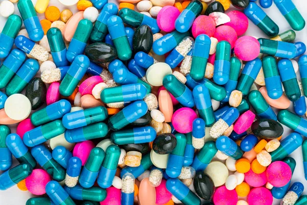 Medicação com diferentes tipos e cores. Comprimidos e pilhas — Fotografia de Stock