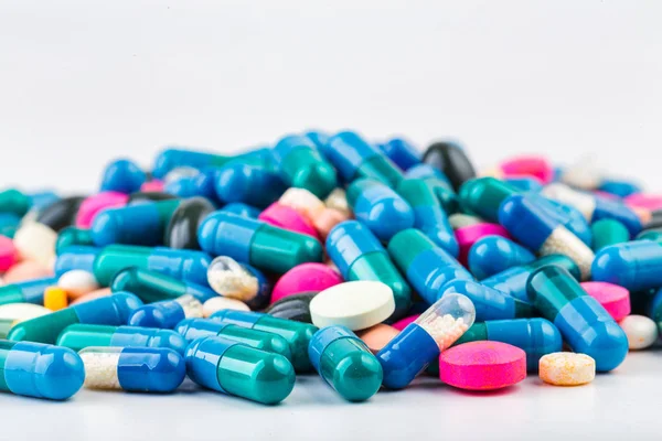 Medicamentos con diferentes tipos y colores. Comprimidos y pilas — Foto de Stock