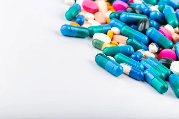 Medicamentos con diferentes tipos y colores. Comprimidos y pilas — Foto de Stock