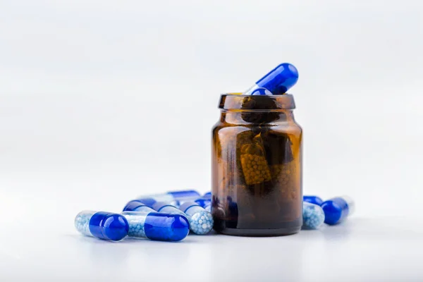 Ett gäng blå tabletter med glasampuller — Stockfoto
