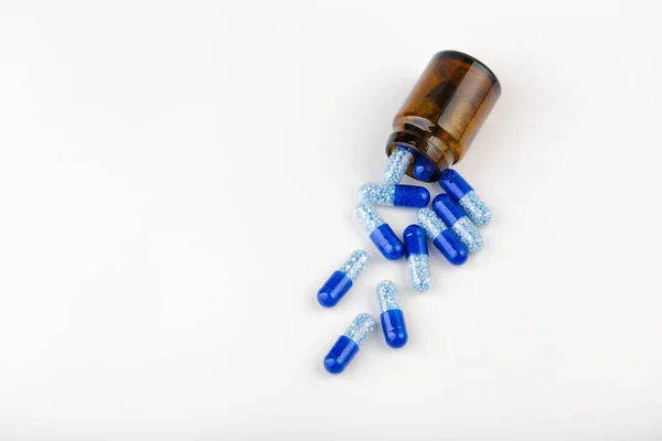 Bündel blauer Pillen mit Glasampullen — Stockfoto
