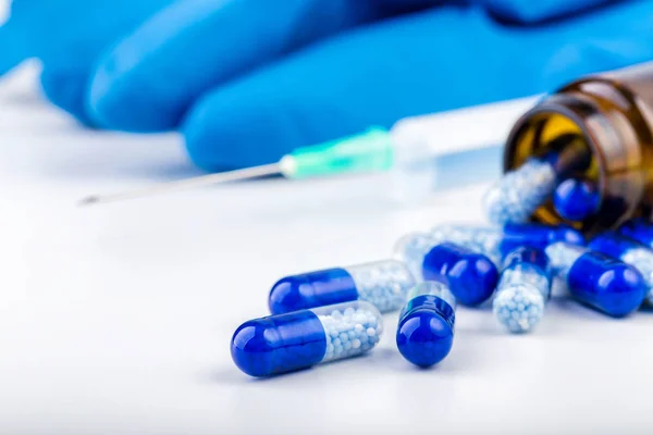 Manojo de píldoras azules con ampollas de vidrio — Foto de Stock