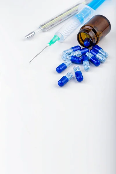 Masa niebieskich tabletek ze szklanymi ampułkami — Zdjęcie stockowe