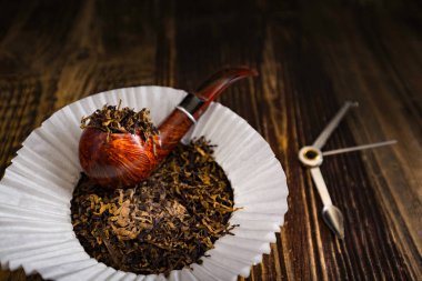 Tütün yapraklı sigara piposu