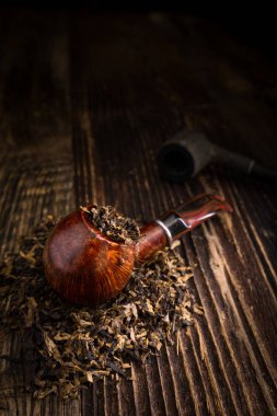 Tütün yapraklı sigara piposu