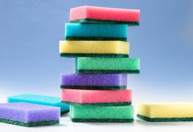 Bulaşık yıkamak için kullanılmayan renkli süngerler
