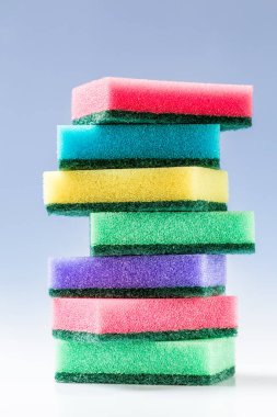 Bulaşık yıkamak için kullanılmayan renkli süngerler