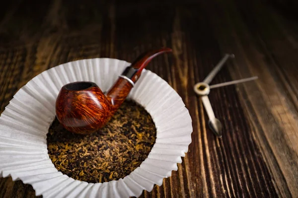 Smoking pipe with tobacco leaves — Stock Photo, Image