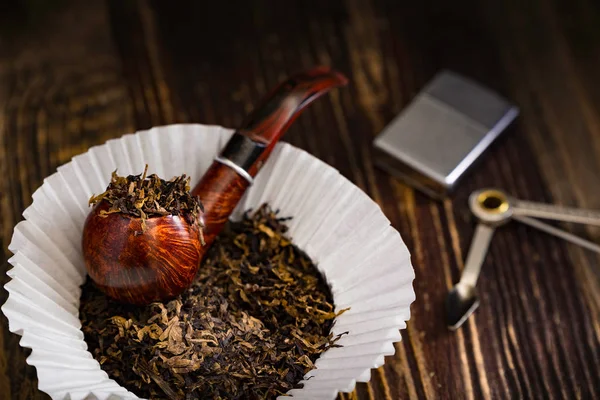 Smoking pipe with tobacco leaves — Stock Photo, Image