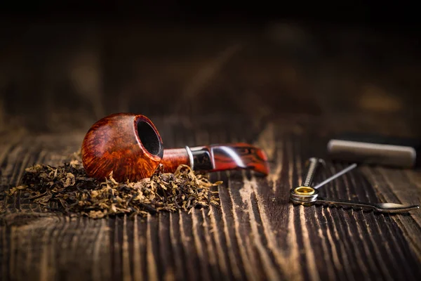 Pipe à fumer avec feuilles de tabac — Photo