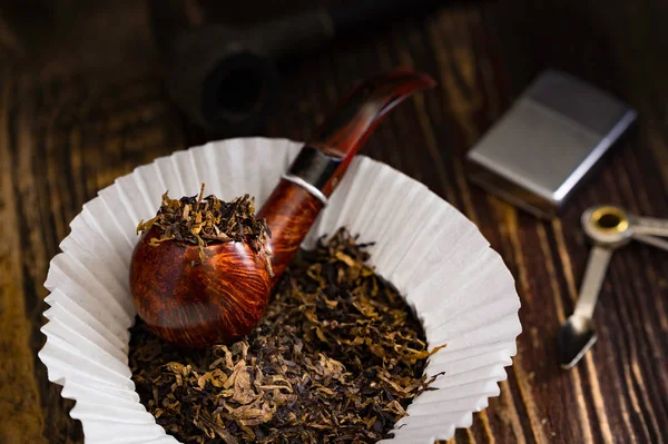 Smoking pipe with tobacco leaves — Stock Photo, Image