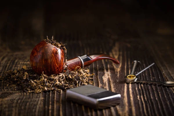 Smoking pipe with tobacco leaves — Stock Photo, Image