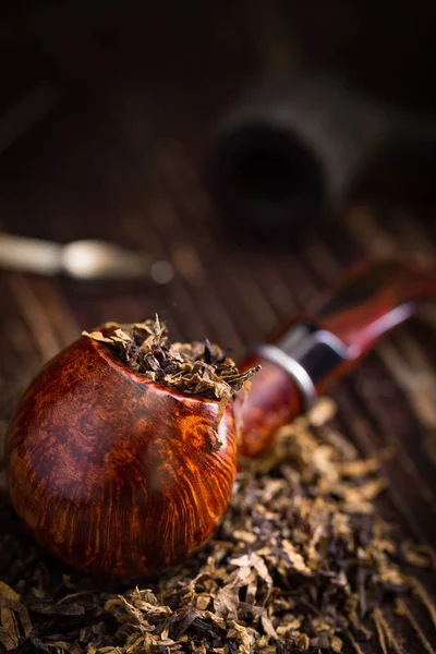 Smoking pipe with tobacco leaves — Stock Photo, Image